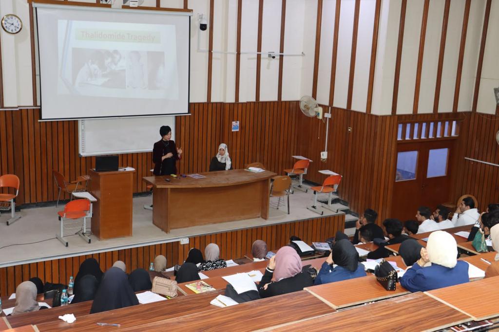 الحلقة النقاشية حول اليقظة الدوائية في كلية الصيدلة