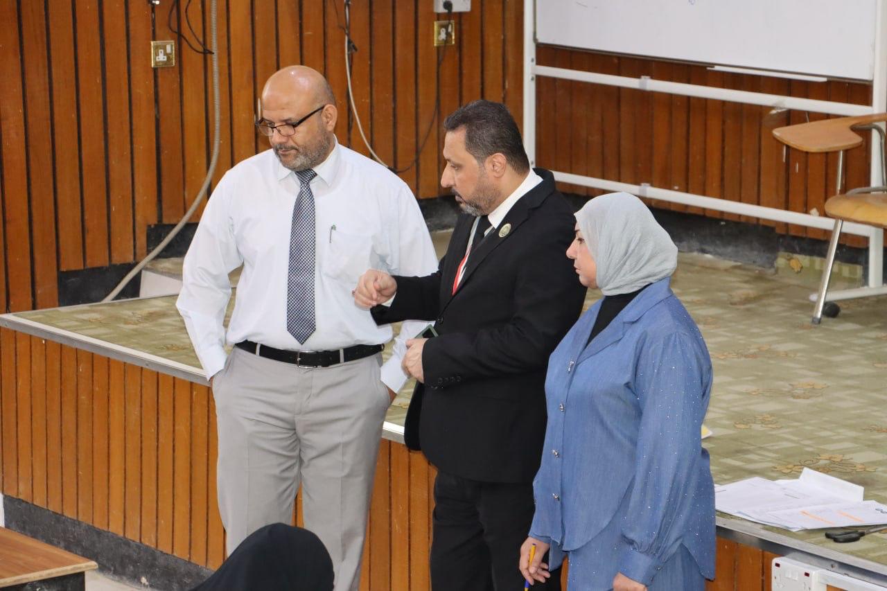 رئيس الجامعة يتفقد الامتحانات
