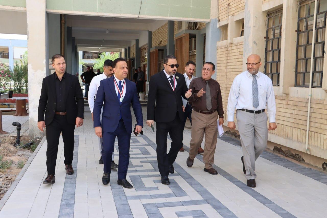 جولة رئيس الجامعة في القاعات الامتحانية